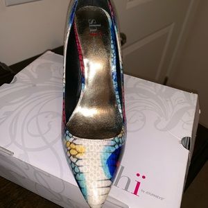 Multicolor closed toed pumps